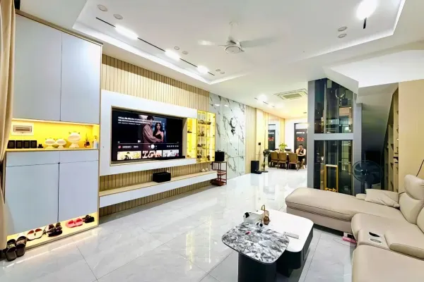 Дом, 3 спальни · 270 м²